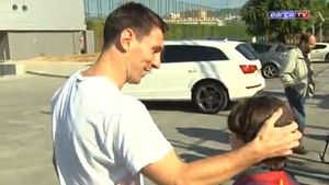 VIDEO "Fenomenul" brazilian fără picioare a făcut senzație acasă la Barcelona!** Încântat de ce a văzut, Messi l-a lăsat să-i dea "urechi"