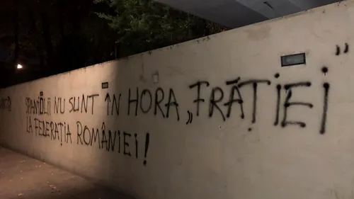 Ultrașii lui Dinamo au luat foc după eșecul cu FCSB! Mesaje dure afișate la miezul nopții, în fața Federației Române de Fotbal: „Spaniolii nu sunt în hora frăției!” | FOTO