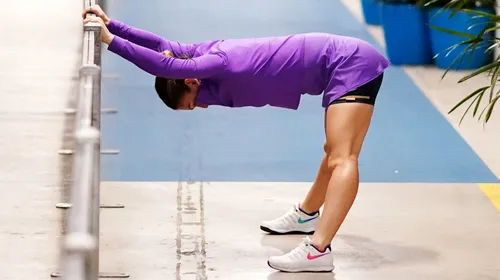 Imaginea zilei la Melbourne! Simona Halep i-a sedus pe organizatorii de la Australian Open în timpul unei sesiuni de stretching: „Revine aici în stil mare!” FOTO