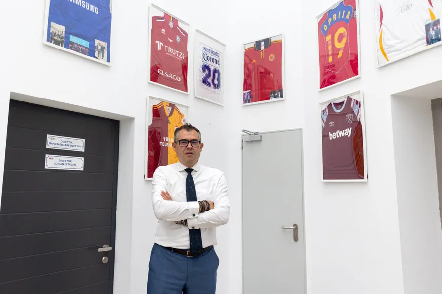 Adrian Cefalan în fața biroului său de la CNI 