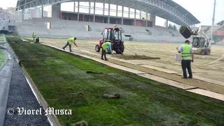 FOTO | Montarea gazonului pe arena 