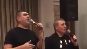 Imagini fabuloase cu Gică Hagi în timp ce cântă „Cei ce sunt dinamoviști”, „hitul” galeriei „câinilor roșii”! „Regele” nu a mai ținut cont de trecutul său stelist | VIDEO