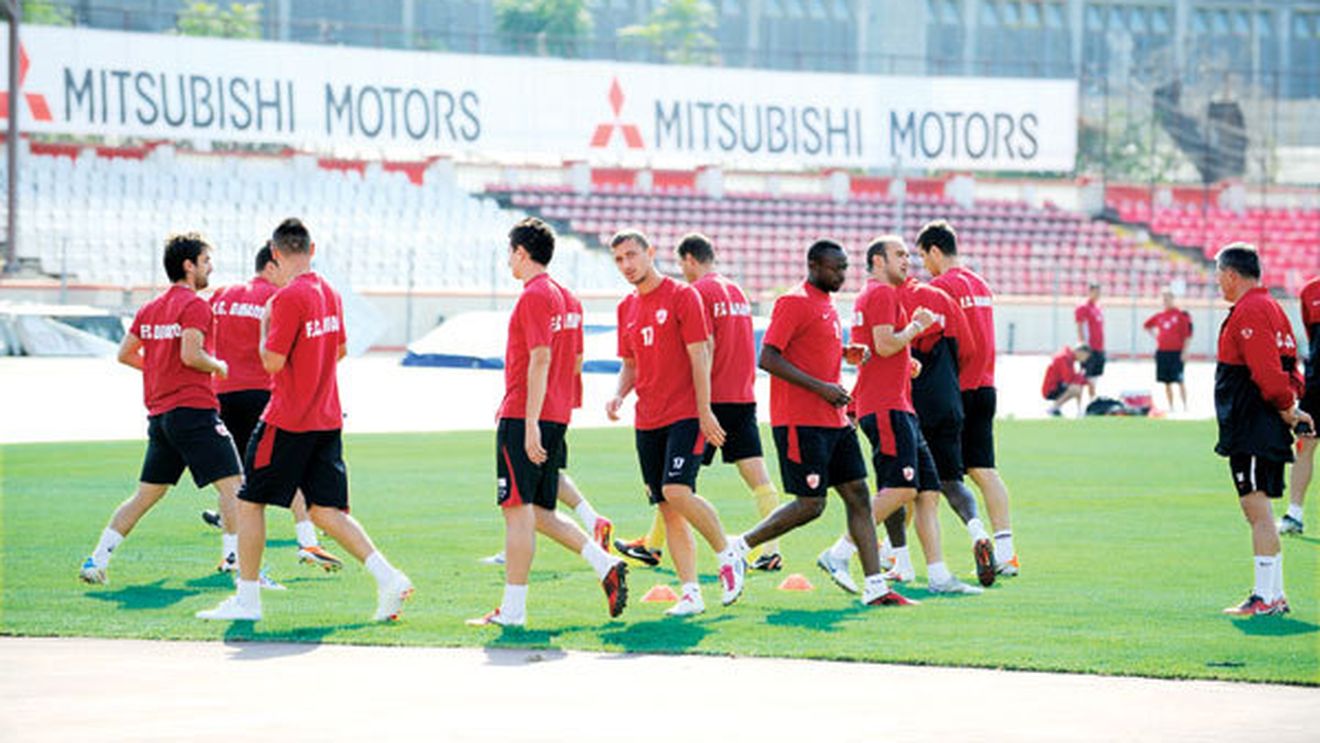 Ricky a semnat!** Ciobi îl poate folosi oriunde în linia de mijloc