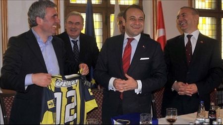 "I Love you, Hagi!" e istorie! **"Regele", pe lista "TRĂ‚DĂ‚TORILOR" Galatei: s-a pozat cu tricoul lui Fener!