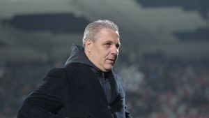 Șumudică, un car de nervi: "Medicul lor s-a plimbat pe teren cu viteza întâi. Avea o cărămidă sub accelerație".Sfat pentru CCA, ce a insinuat la finalul meciului cu CFR și cum a ironizat FCSB: "M-am uitat sub ochii jucătorilor, au hepatită..." 