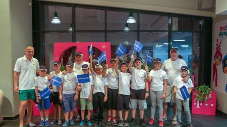 Echipele de hochei juniori, susținute de Fundația Țiriac cu sprijinul partenerilor Telekom și Allianz-Țiriac, participă pentru al doilea an consecutiv la turneul amical din Italia. Ce spune legendarul Eduard Pană 