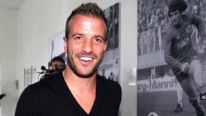 Van de Beek, susținut să lase Ajax și să plece la Real Madrid. Fostul mare jucător al "galacticilor: "M-aș duce și pe bicicletă acolo"