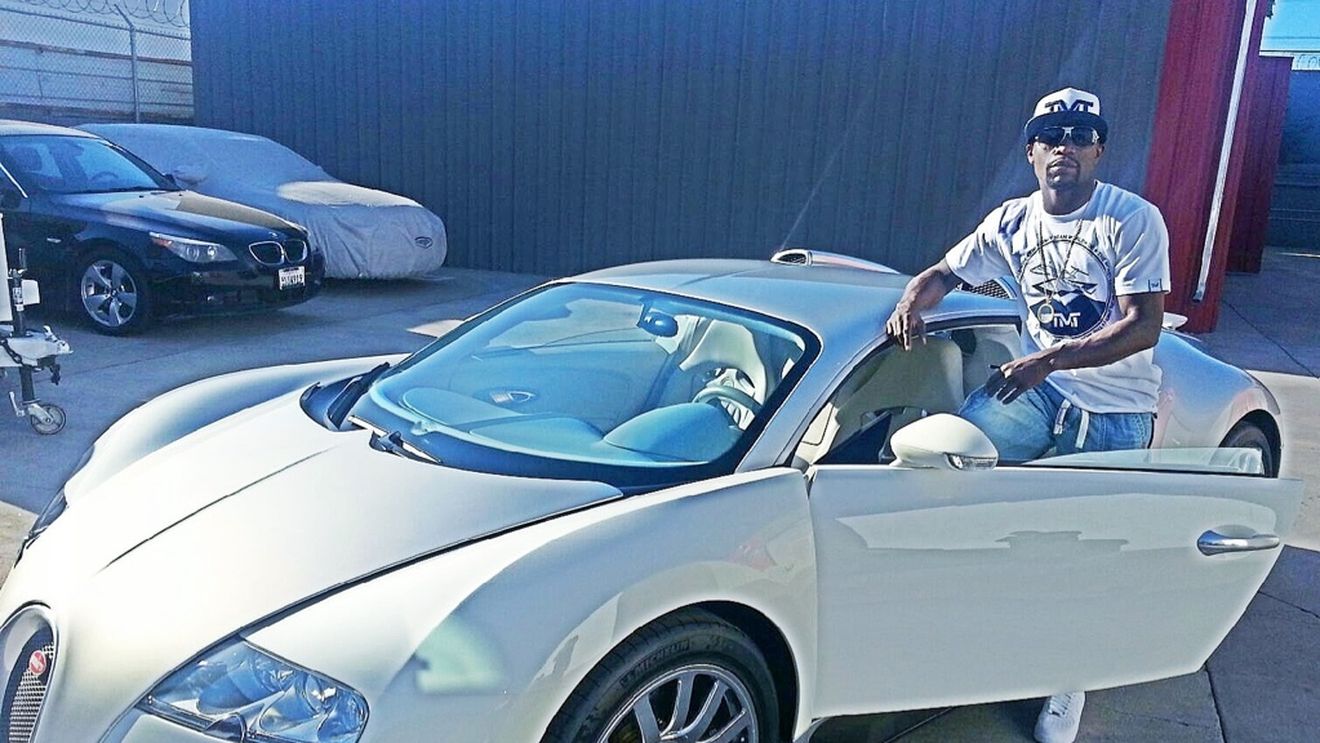 FOTO | Karma îl lovește pe Floyd Mayweather. Mașinile de lux cu care se lăuda boxerul au ars complet
