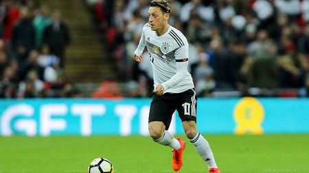 "Mulțumesc, dar asta e prea mult!". Germania stă pe un butoi cu pulbere. Tatăl lui Ozil își forțează fiul să se retragă 