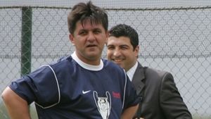 "Lăcătuș să își dea demisia! Dacă vrea să muncească, să dea la lopată pe șantier!"