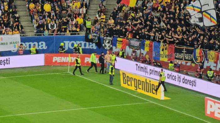 A intrat la bustul gol pe teren în România - Austria. Stewarzii au intervenit și au reușit placarea sa după câteva zeci de secunde