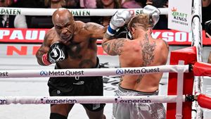 Mike Tyson și ferocitatea nemaiîntâlnită a pumnilor săi. Adversarul care l-a bătut și l-a forțat să se retragă din box susține că loviturile primite de la Iron Mike au fost devastatoare: „Le mai simt și azi, după 19 ani”