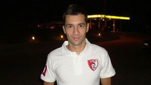 Pârvulescu e Figo de modă nouă!** Nu a jucat pentru Dinamo, însă fanii roș-albilor îl acuză: "Pentru bani ai trădat, nu ai fost câine adevărat"