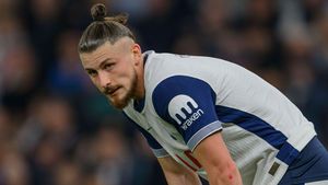BBC a făcut anunțul: „Radu Drăgușin e OUT! Ange Postecoglou a luat decizia”