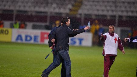 O promisiune durează trei zile! **După ce a anunțat că nu va mai vorbi niciodată de Rapid, managerul Stelei a "găsit puterea" să-și încalce angajamentul