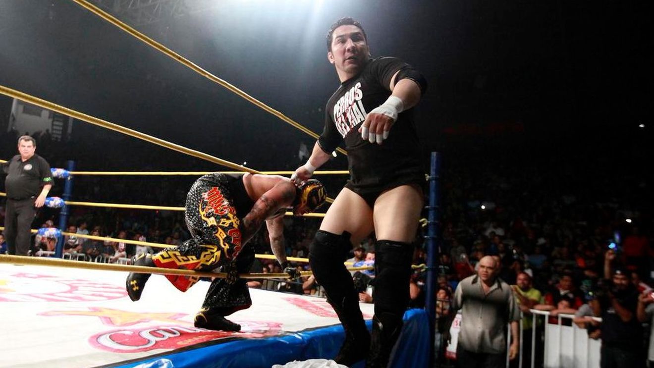 Tragedie în wrestling. Un luptător a murit după ce a fost lovit de Rey Mysterio. Lupta a continuat încă două minute, spectatorii fiind cei care au realizat ce se întâmplă | VIDEO