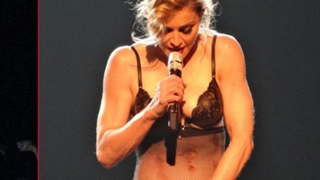 FOTO Madonna, show "erotic" pe Staples Centre! Pentru ce a protestat aproape dezbrăcată cântăreața de 54 de ani