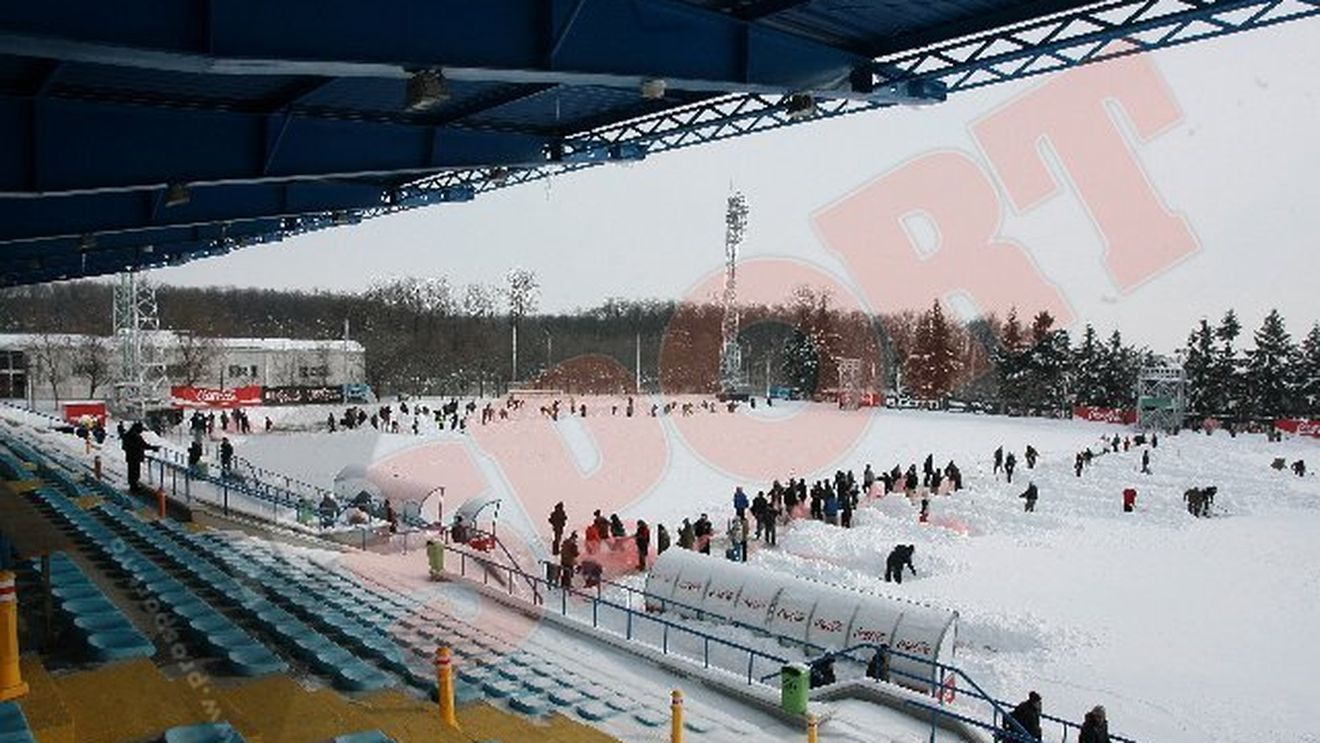 SUPER REPORTAJ De la "curățat" buzunare, la curățat terenuri:** 'Tu de pe ce secție ești?' FOTO