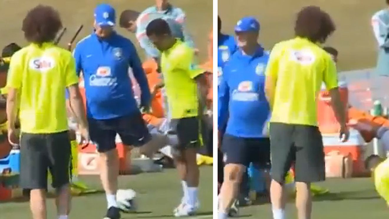 Scolari a absorbit excelent presiunea în lotul Braziliei. VIDEO - Selecționerul a glumit cu Dani Alves, imaginile fac înconjurul lumii