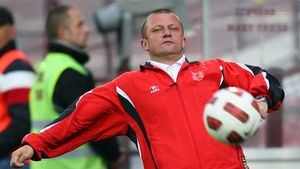 EXCLUSIV | Dorinel Munteanu a reacționat după acuzele lui MM și a scos la suprafață un episod incredibil: "S-a transmis de acasă în tribună, apoi mie, pe bancă. După aia a început scoaterea mea"