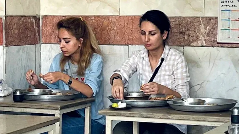 Forţele de securitate iraniene arestează o femeie pentru că a mâncat într-un restaurant, fără hijab. Timp de câteva ore nu am ştiut nimic despre ea