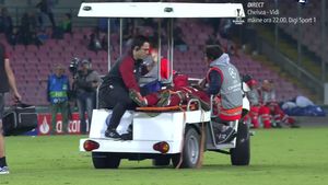 Probleme pentru Klopp! FOTO | Una dintre vedetele lui Liverpool a părăsit terenul pe targă în timpul meciului cu Napoli