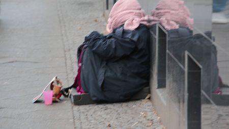 Fiica unui milionar a ajuns să trăiască pe străzi. Cum i-au distrus viața două divorțuri și dependența de alcool