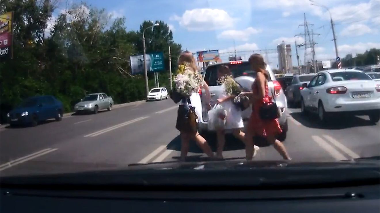 VIDEO - Accident produs de trei fete în Rusia