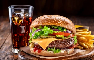 O cunoscută reţea de fast-food va face, în premieră, burgeri mai mari