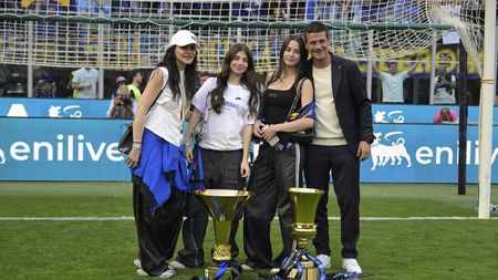 Imaginile serii. Familia Chivu: Cristi, Adelina și cele două fiice, pe San Siro, cu trofeele câștigate de Inter!