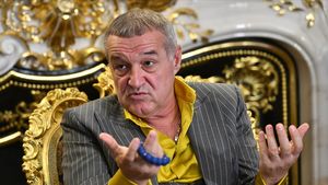 Afacere între Emil Boc și Gigi Becali. Fotbalistul care poate fi transferat între FCSB și U Cluj
