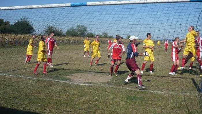 Scene de o violență ieșită din comun pe un teren din România: "N-am mai văzut așa ceva. Nu cred că va mai juca fotbal prea curând"