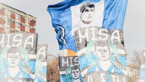 Legendele nu mor niciodată! Imagini impresionante de la Hunedoara cu marșul suporterilor Corvinului pentru legendarul Michael Klein, la 32 de ani de la dispariție: „Dacă nu erau ei, probabil că ar fi venit 20 de persoane!”. EXCLUSIV