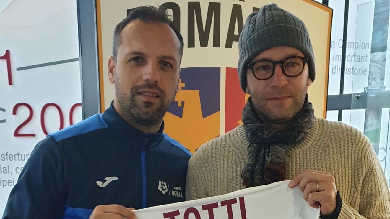 Fostul fotbalist ieșean Ciprian Brighiu a scos la licitație un tricou primit de la Francesco Totti, pentru a ajuta un spital din Iași cu materiale sanitare. Provocare pentru trei oameni de afaceri | EXCLUSIV