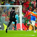 Imagini incredibile în Qatar! Un fan a intrat pe teren la meciul Portugalia – Uruguay cu steagul LGBTQ+, iar acum riscă închisoarea! Ce mesaje a mai transmis | FOTO