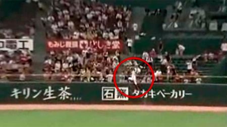 VIDEO SENZAȚIONAL Spiderman s-a apucat de baseball! Vezi cum a 'blocat' un home-run perfect!