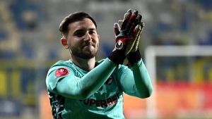 Portarul-revelație al lui Dinamo, salariu mărit cu 60%: cât urmează să câștige Alexandru Roșca! EXCLUSIV