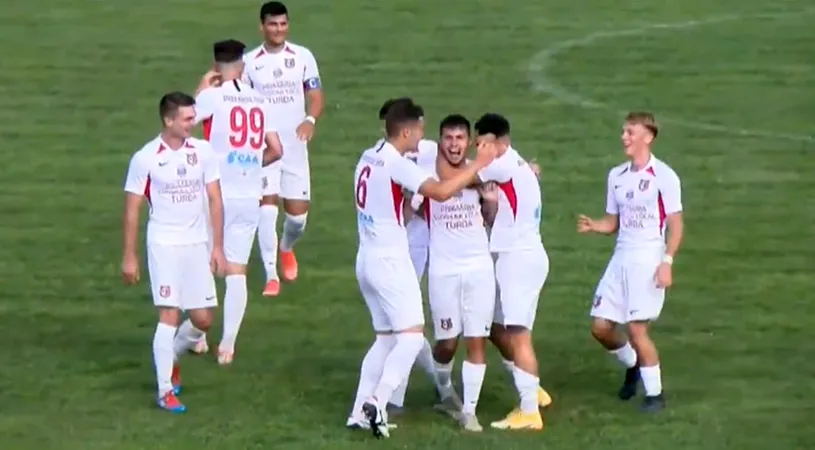 VIDEO | Gol senzațional marcat în Liga 3, la Turda! Un jucător al Sticlei Arieșul a înscris din propria jumătate de teren, însă echipa sa tot avea să piardă cu CS Hunedoara, deși a condus cu 2-0