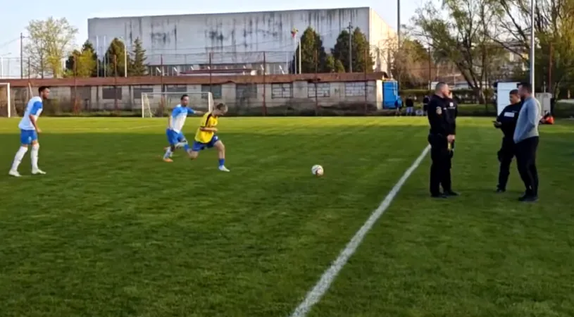 VIDEO | Imagini incredibile din Vaslui, unde jandarmii au intrat pe teren pentru a legitima în timpul meciului un antrenor! ”Un moment unic în istoria fotbalului”