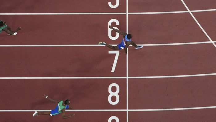 Americanul a câştigat medalia de aur la 400 de metri garduri la Mondiale, dar a fost descalificat. Ce a urmat nu s-a mai întâmplat niciodată