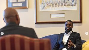 L-a pus în cel mai bun loc din lojă, apoi l-a făcut să-i pice fața când i-a dat cecul de 30 de mii de dolari pentru bursă