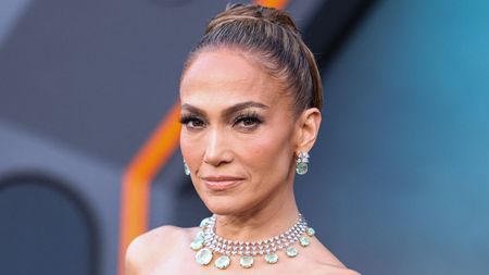 Gigi Becali a trimis-o să cânte „pe câmp la Ghimpați”, dar Jennifer Lopez are pretenții de mare divă: a cerut maseuză la discreție şi mobilier în nuanțe deschise