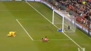 'Galacticii' își iau lecții!** Spui Van Persie, spui gol! VIDEO L-a băgat pe un adversar cu tot cu minge în poartă. 19 goluri în 24 de meciuri pentru olandez