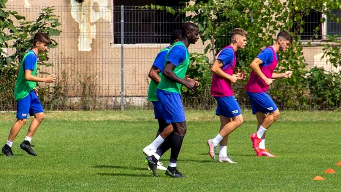 ”FC U” Craiova s-a retestat de COVID-19, iar cinci din șase fotbaliști depistați pozitiv înaintea meciului cu Ripensia s-au vindecat. Partida cu FK Csikszereda de sâmbătă se joacă