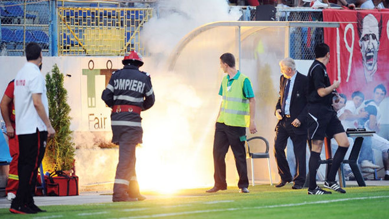 Fanii lui Dinamo au făcut spectacol la primul meci din acest sezon: **2.000 de "câini" la Ploiești