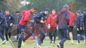 Steliștii se antrenează pe ploaie!** Florin Costea și Tatu trag din greu ca să-l impresioneze pe Ilie Stan FOTO