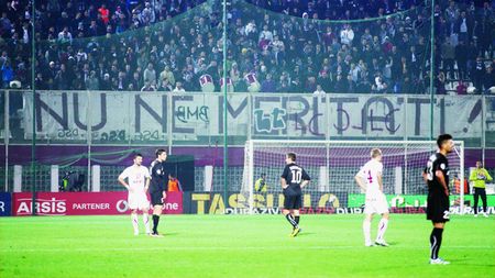 Liniște la galerie!** Fanii nu au cântat la începutul jocului, protestând față de evoluția favoriților din ultima vreme