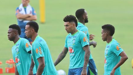 A mai căzut o bornă mondială. Contract faraonic pentru cea mai galonată națională din lume