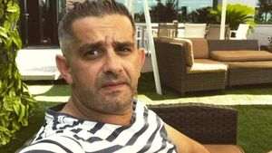 Cum arată Daniel Onoriu, după ce a stat 55 de zile în comă: imagini dure cu pilotul, în timp ce se sprijină de soția lui pe stradă!