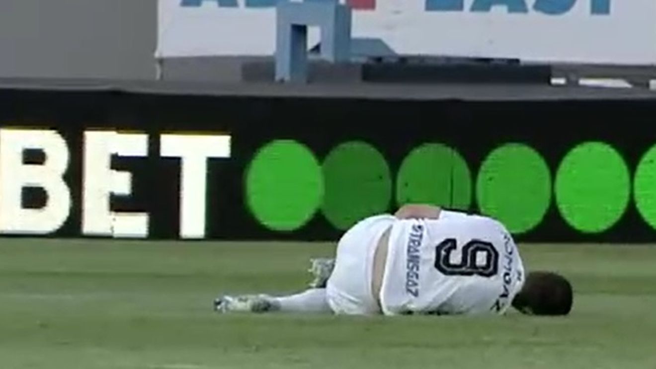 Sergiu Buș s-a accidentat în ziua în care Dan Petrescu i-a transmis că ar fi o soluție la CFR Cluj. Dusan Uhrin s-a enervat după prima înfrângere pe banca lui Gaz Metan. „Fără atacanți, nu putem să câștigăm” | VIDEO